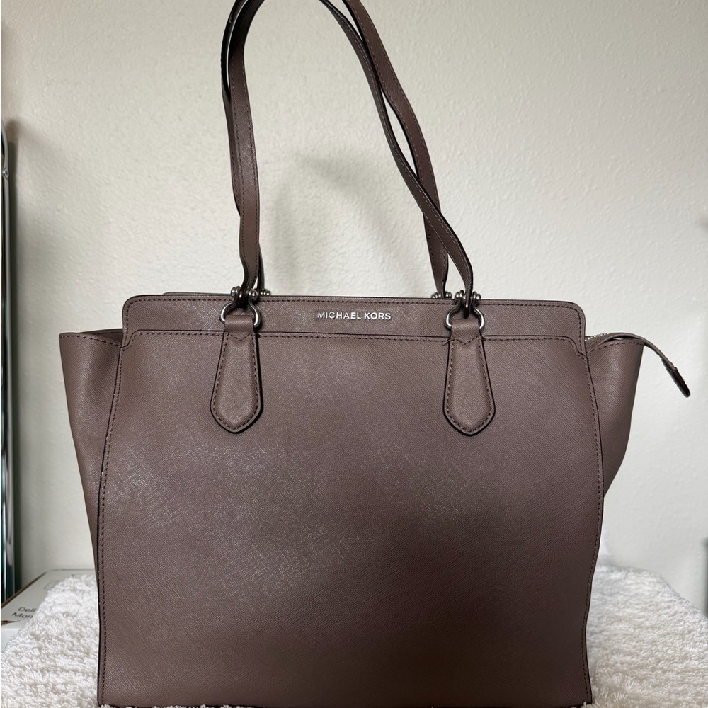 SOLD ❣️ Michael Kors Dee Dee Cinder Jet Set Tote with Silver Hardware